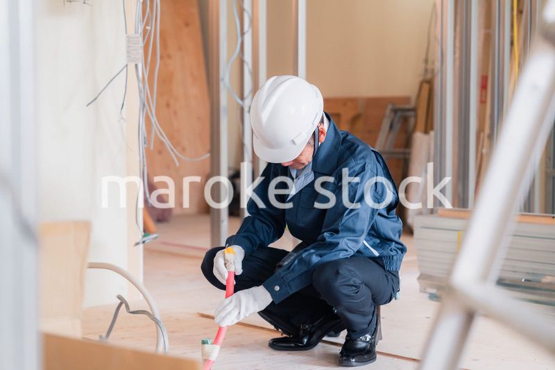 配管の作業をする大工