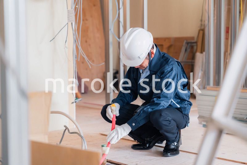 配管の作業をする大工