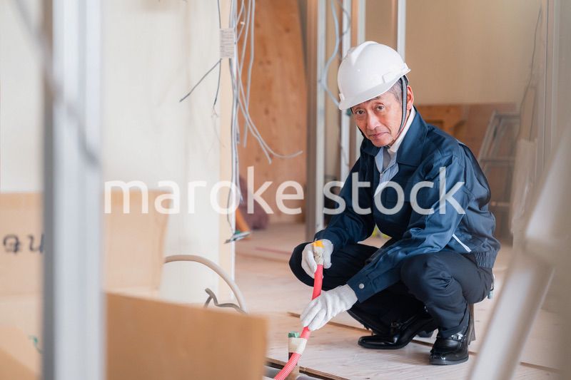 配管の作業をする大工