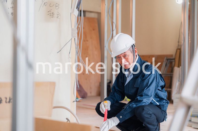 配管の作業をする大工