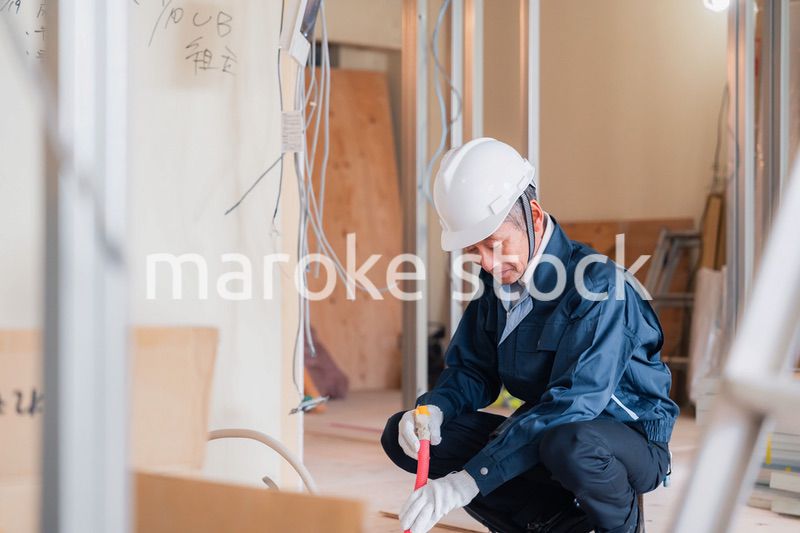 配管の作業をする大工