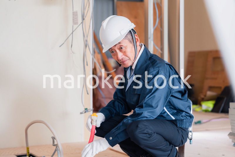 配管の作業をする大工