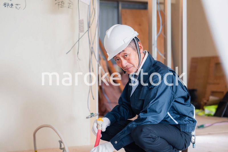 配管の作業をする大工