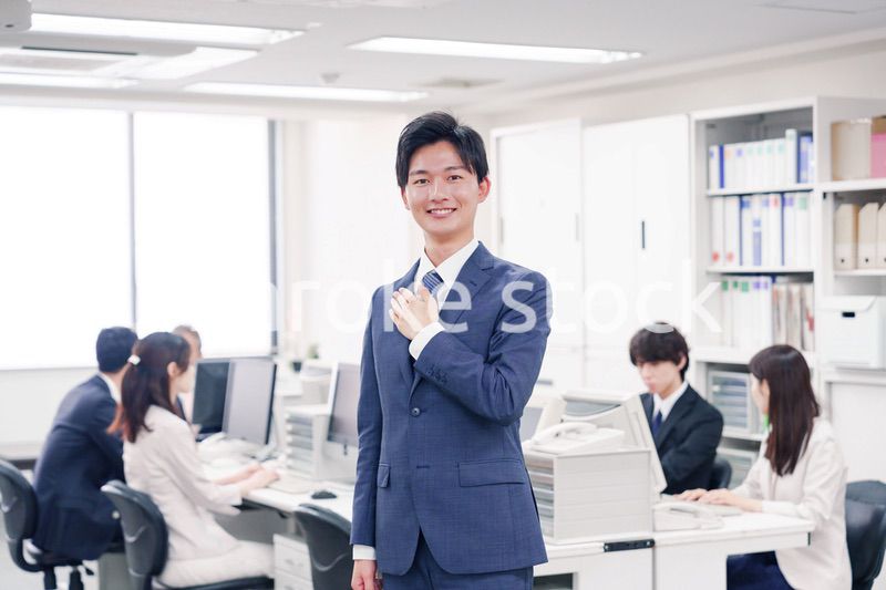 胸に手を当てて誠意を見せるスーツを着たビジネスマン