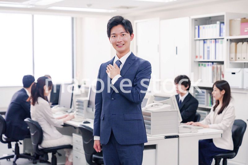 胸に手を当てて誠意を見せるスーツを着たビジネスマン