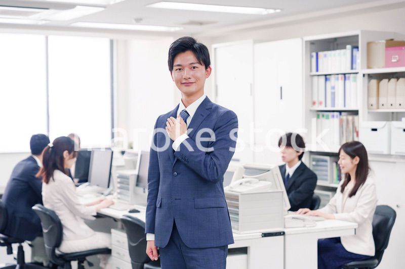 胸に手を当てて誠意を見せるスーツを着たビジネスマン