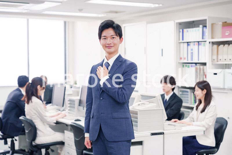 胸に手を当てて誠意を見せるスーツを着たビジネスマン