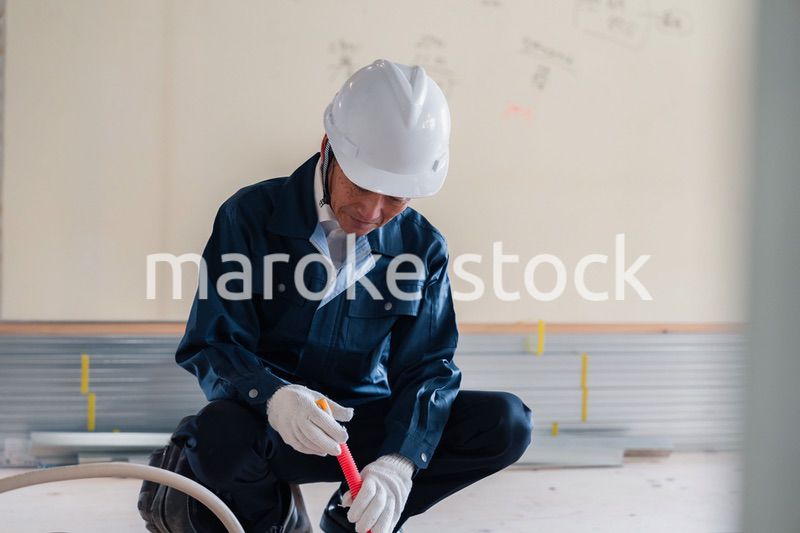 配管の作業をする大工