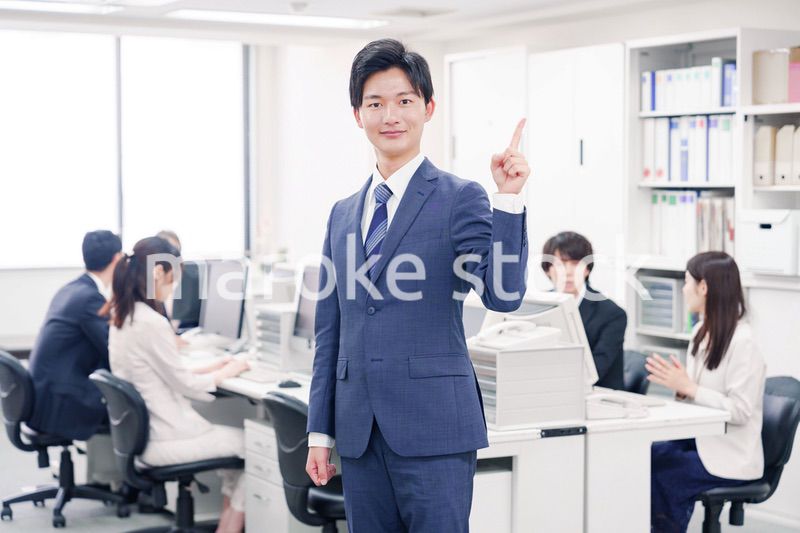 オフィスでポイントを指差すスーツを着たビジネスマン