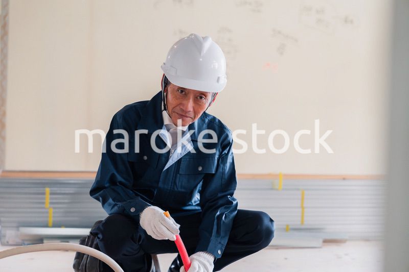 配管の作業をする大工