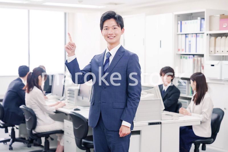 オフィスでポイントを指差すスーツを着たビジネスマン