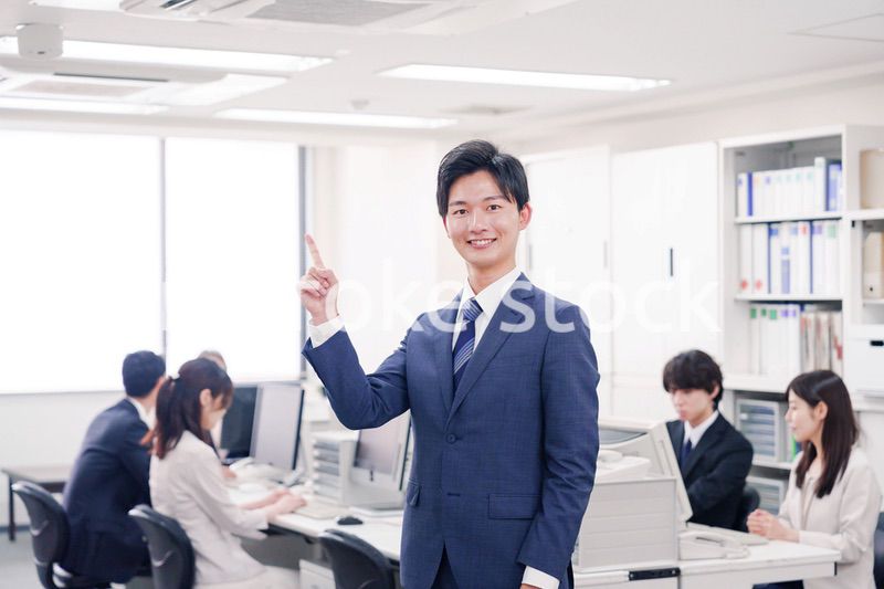 オフィスでポイントを指差すスーツを着たビジネスマン