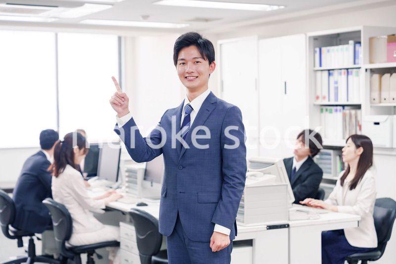 オフィスでポイントを指差すスーツを着たビジネスマン