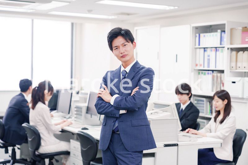 オフィスで悩むスーツを着たビジネスマン