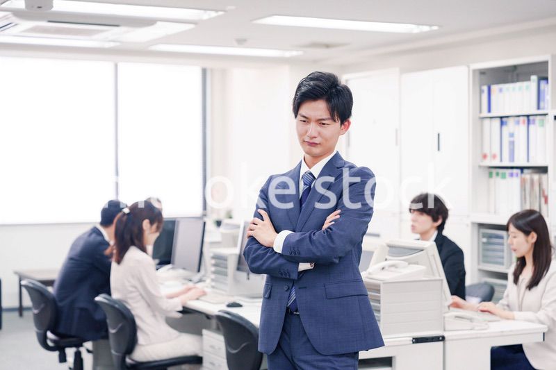 オフィスで悩むスーツを着たビジネスマン