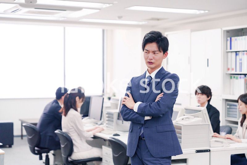 オフィスで悩むスーツを着たビジネスマン