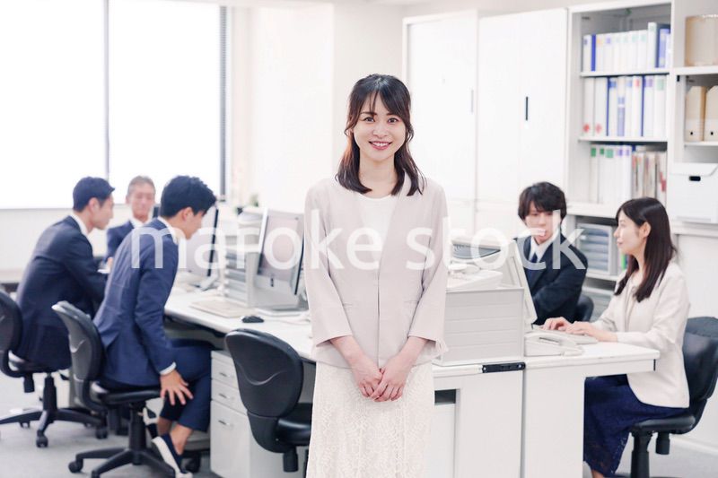 オフィスで笑顔を見せる若い女性社員