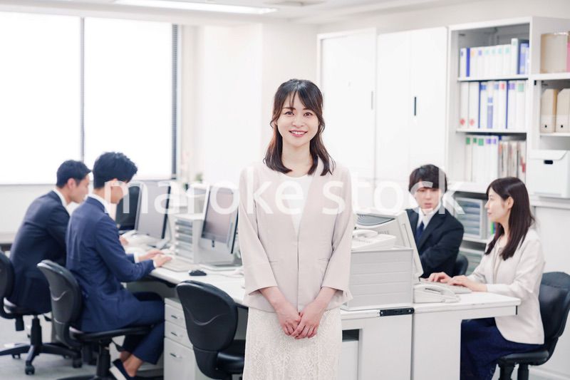 オフィスで笑顔を見せる若い女性社員