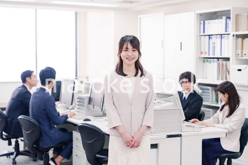 オフィスで笑顔を見せる若い女性社員