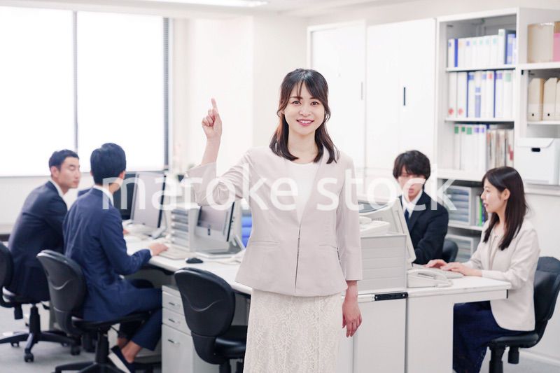 オフィスでポイントを指差す若い女性社員