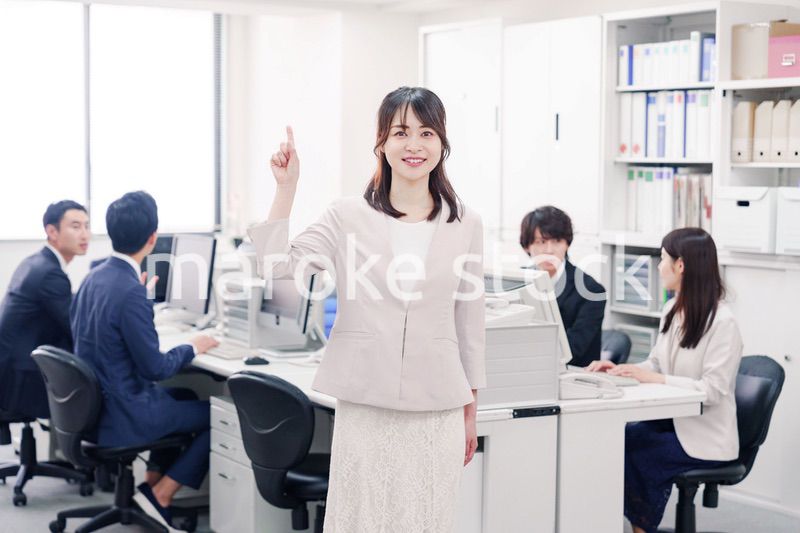 オフィスでポイントを指差す若い女性社員