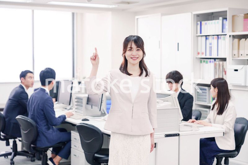オフィスでポイントを指差す若い女性社員
