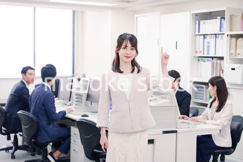 オフィスでポイントを指差す若い女性社員