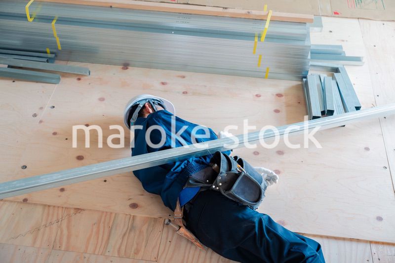 建設現場で転倒する大工さん