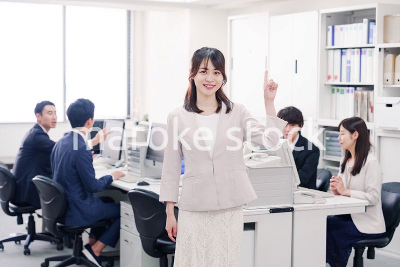オフィスでポイントを指差す若い女性社員