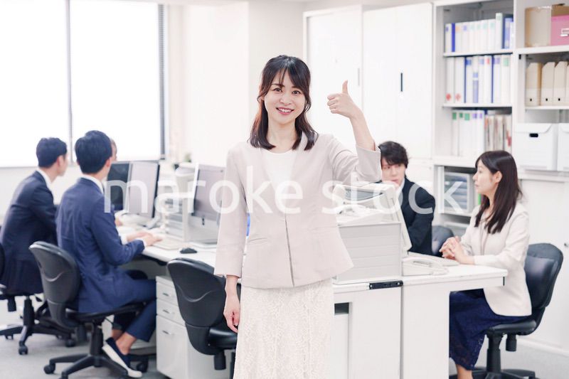 オフィスでOKサインをする若い女性社員