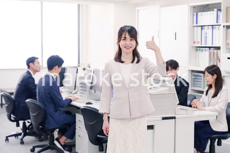オフィスでOKサインをする若い女性社員