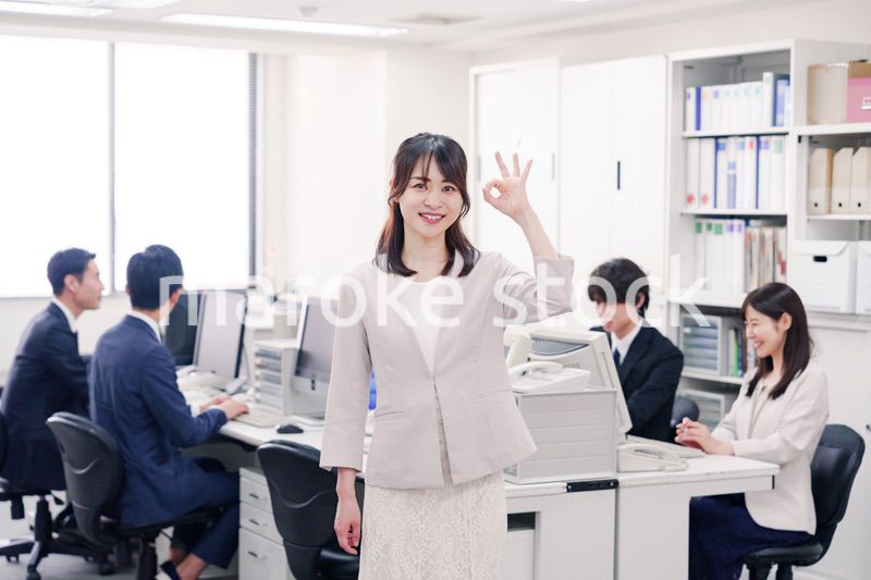 オフィスでOKサインをする若い女性社員