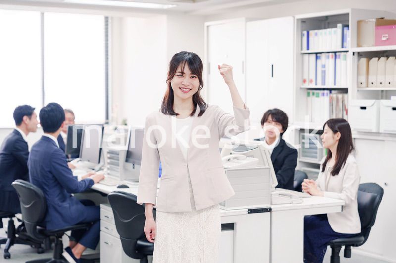 オフィスでOKサインをする若い女性社員