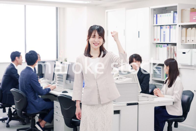 オフィスでOKサインをする若い女性社員