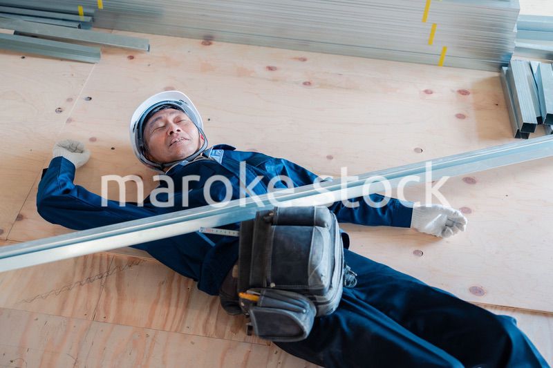 建設現場で転倒する大工さん