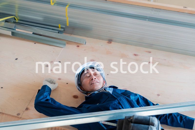 建設現場で転倒する大工さん