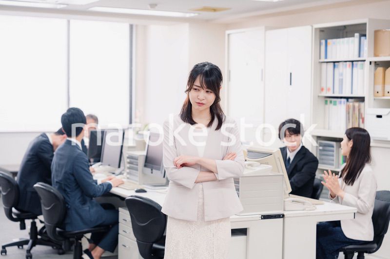 オフィスで悩むビジネスウーマン