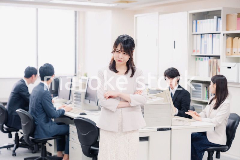 オフィスで悩むビジネスウーマン