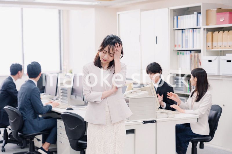 オフィスで悩むビジネスウーマン