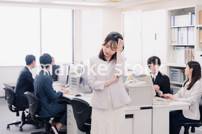 オフィスで悩むビジネスウーマン