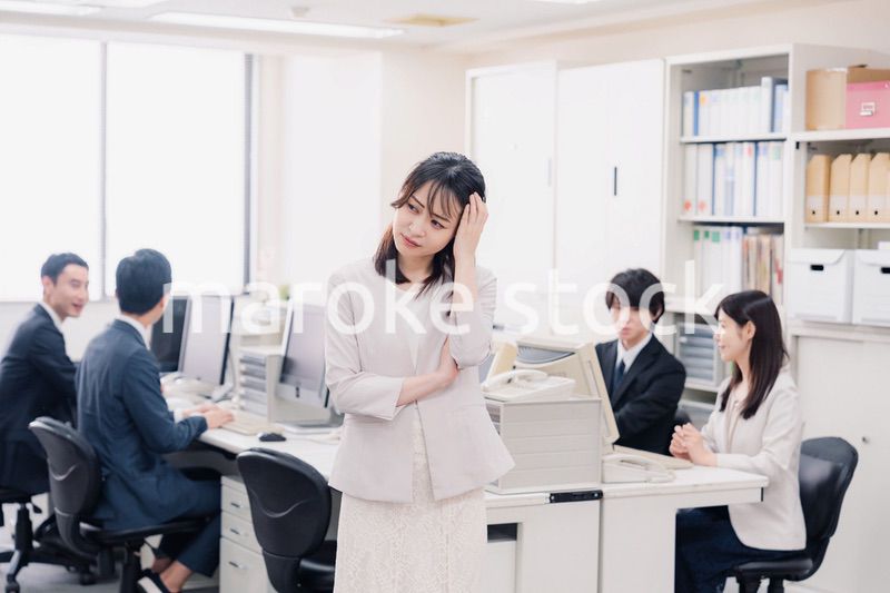 オフィスで悩むビジネスウーマン