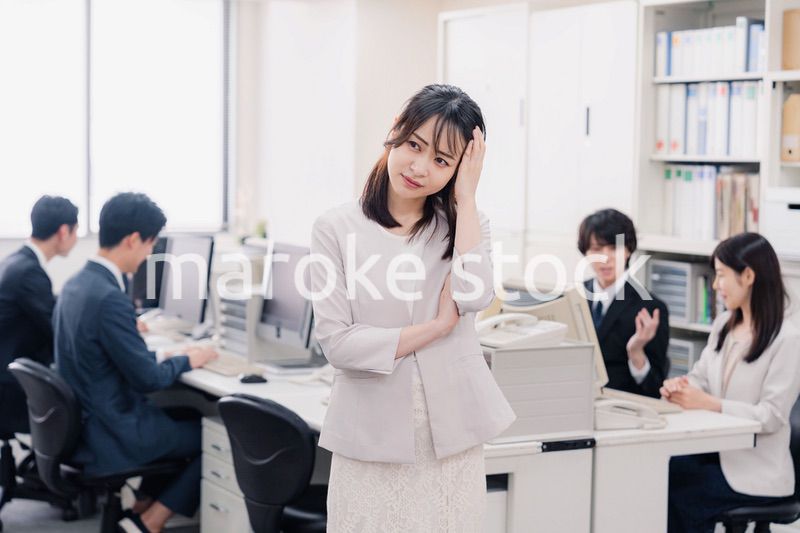 オフィスで悩むビジネスウーマン