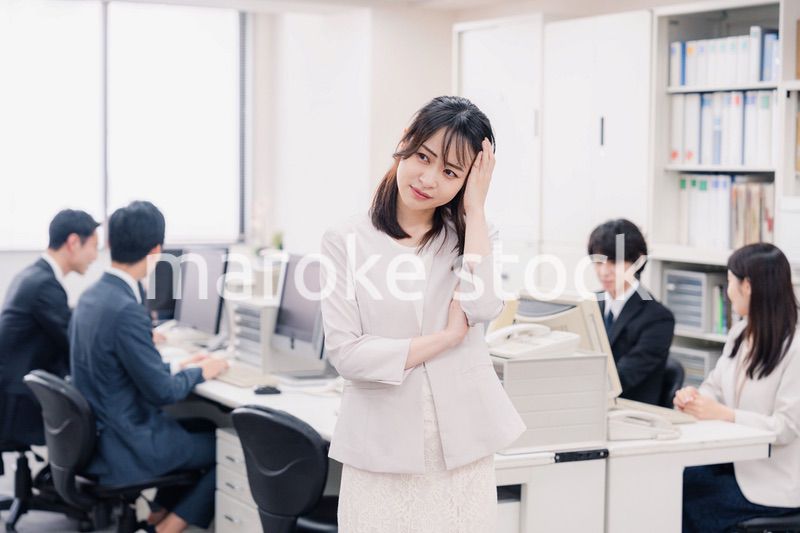 オフィスで悩むビジネスウーマン