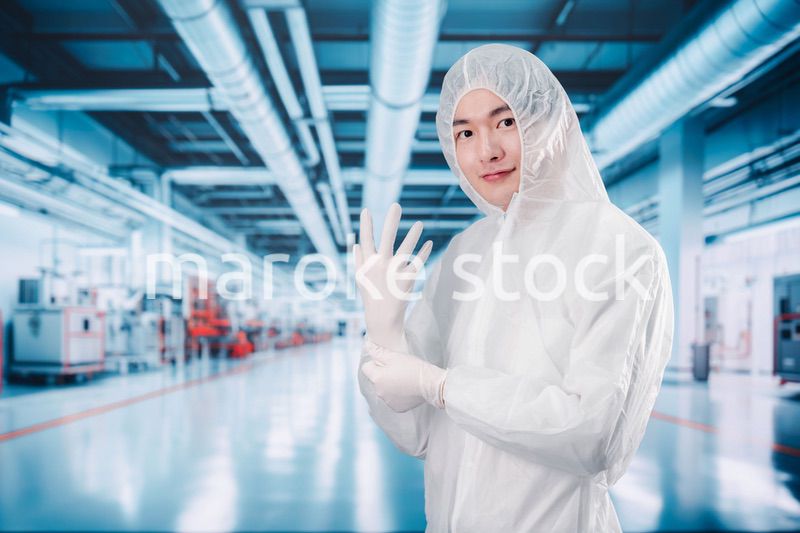 工場のクリーンルームに入る男性