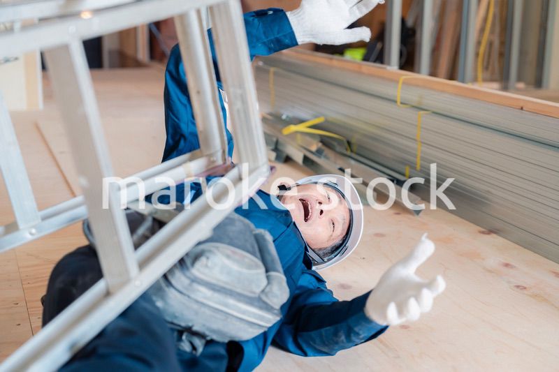 建設現場で転倒する大工さん