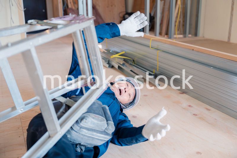 建設現場で転倒する大工さん