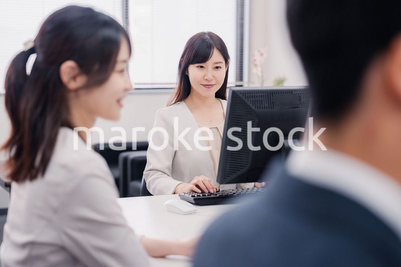 明るい雰囲気でデスクワークをするビジネスパーソン