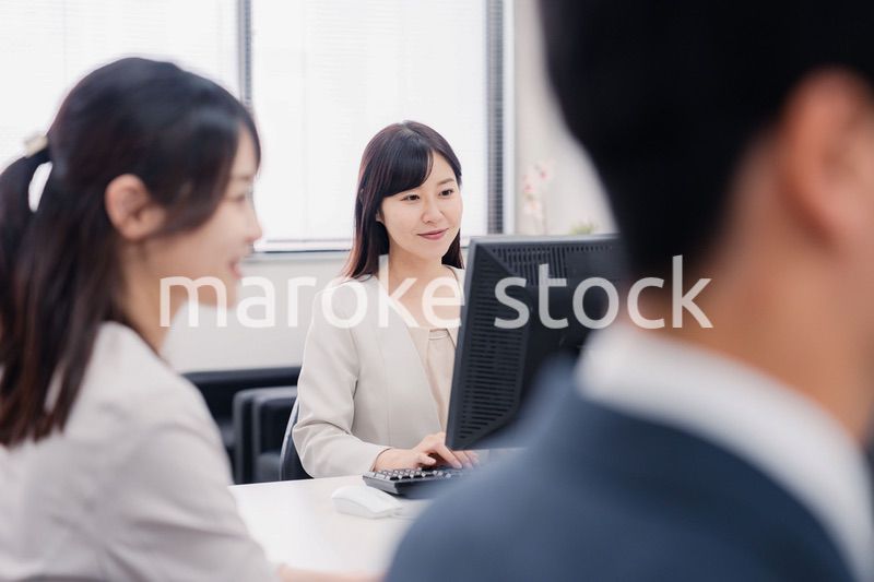 明るい雰囲気でデスクワークをするビジネスパーソン