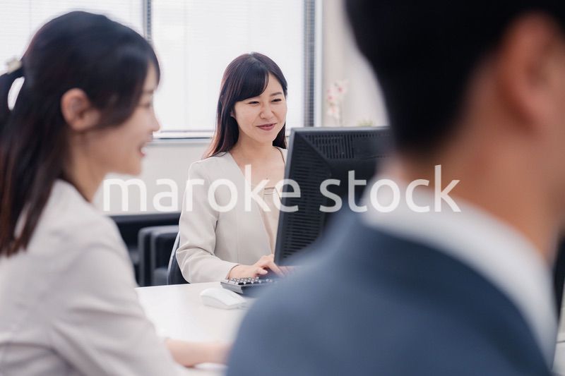 明るい雰囲気でデスクワークをするビジネスパーソン