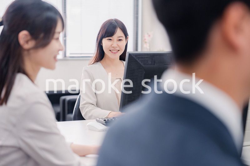 明るい雰囲気でデスクワークをするビジネスパーソン